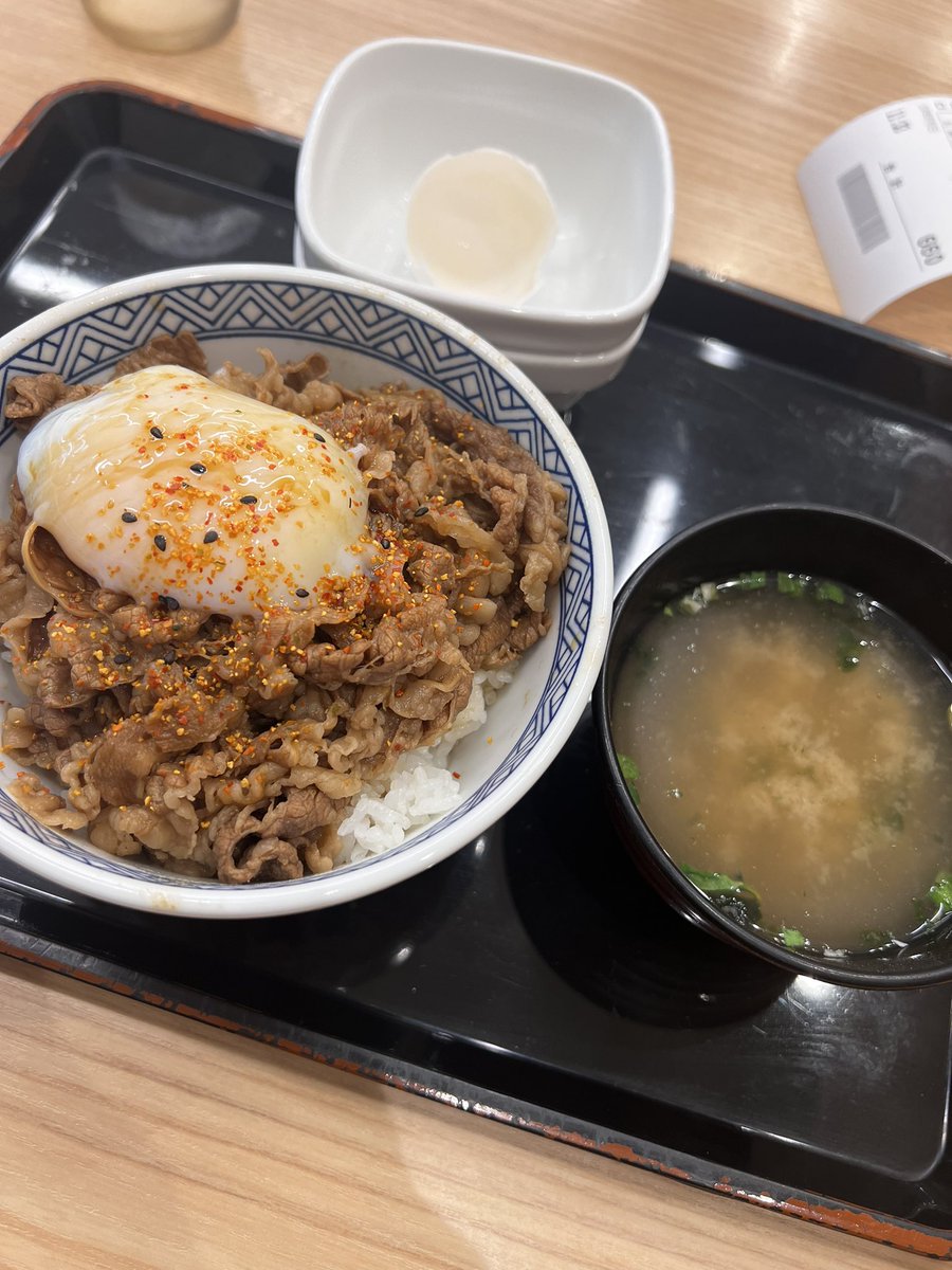 吉野家でこうやって食べるのが好き。

牛丼並のつゆだくに半熟たまご載せて七味と醤油かける。