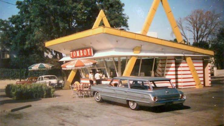 BradWelton's tweet image. Hombre mexicano hablando de la preferencia de las hamburguesas sobre las tortas (1984).

“Tu ves a los turistas y no se meten a comer una torta. Van a la Tomboy, van a la Burger Boy, esa situación...” 

Video de: Archivo @nmas