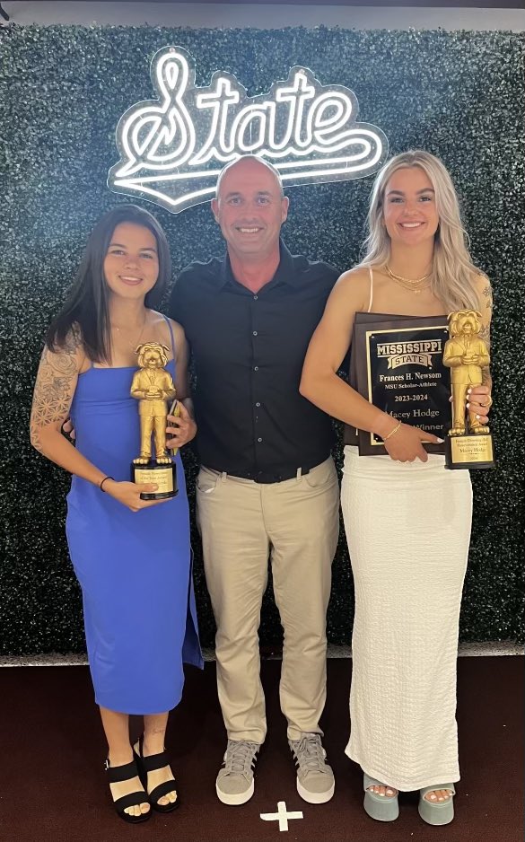 HailStateSOC's tweet photo. A successful Maroon and White Night! 🤩

𝐈𝐥𝐚𝐧𝐚 𝐈𝐳𝐪𝐮𝐢𝐞𝐫𝐝𝐨 
🏆 Newcomer of the Year

𝐌𝐚𝐜𝐞𝐲 𝐇𝐨𝐝𝐠𝐞 
🏆 Newsom Award 
🏆 Dowsing Bell Perseverance Award

#HailState🐶 https://t.co/rjWBFYW2Yy