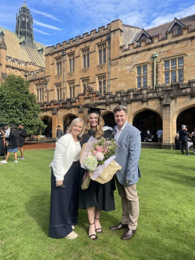 Congratulations Elizabeth Miezis, Year 1 teacher at Oakhill Drive PS, for graduating with a teaching degree from @Sydney_Uni today. A full circle moment to be teaching at the primary school you attended. I know your parents & your @NSWEducation collegues are proud of you!