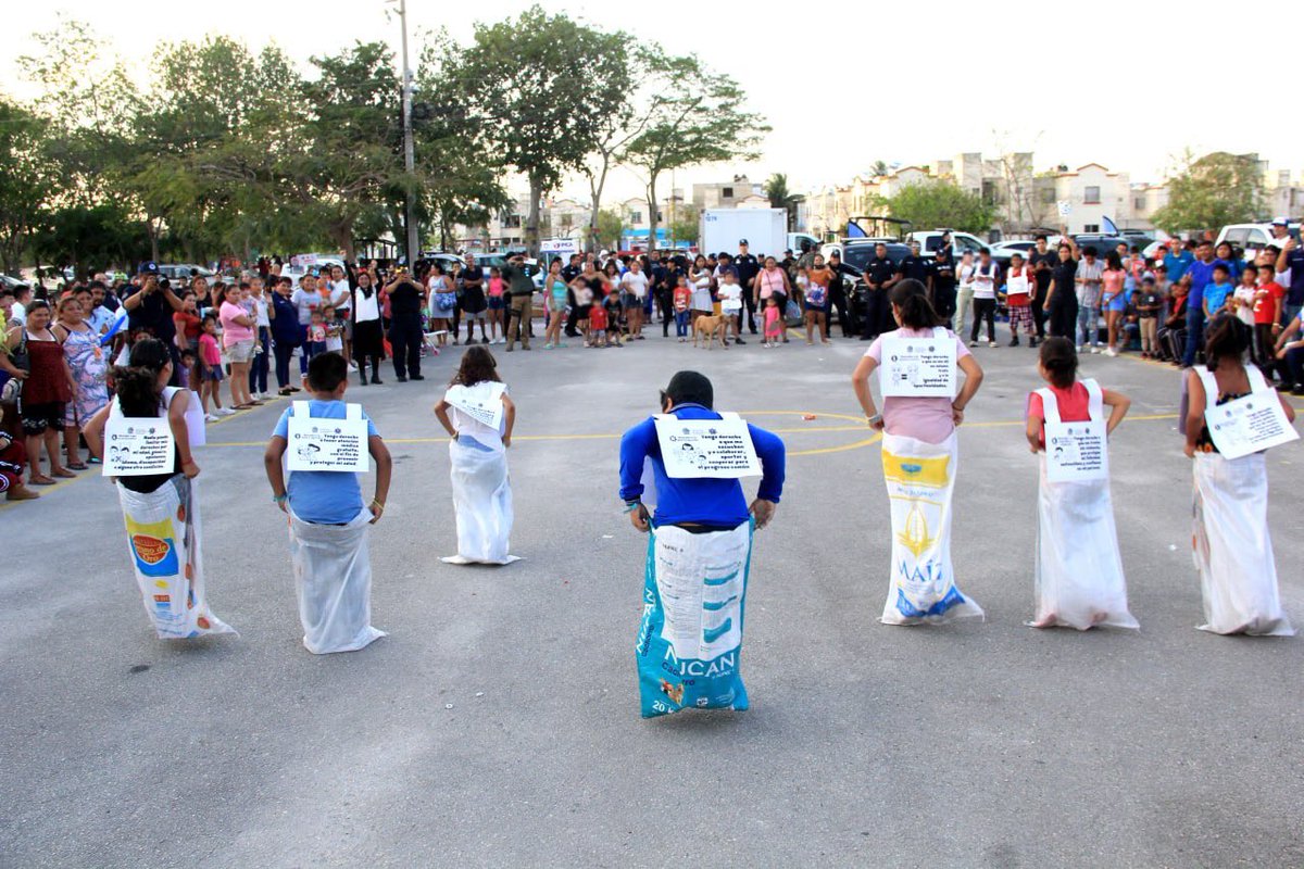 AytoCancun's tweet photo. En el marco del Día de la Niña y el Niño, Autoridades Municipales llevan a cabo el evento “Policía por un día” en la #SM259 con el objetivo de fortalecer las capacidades institucionales, lograr la colaboración de la sociedad para así favorecer la convivencia y seguridad ciudadana https://t.co/iyA7QSkF5n