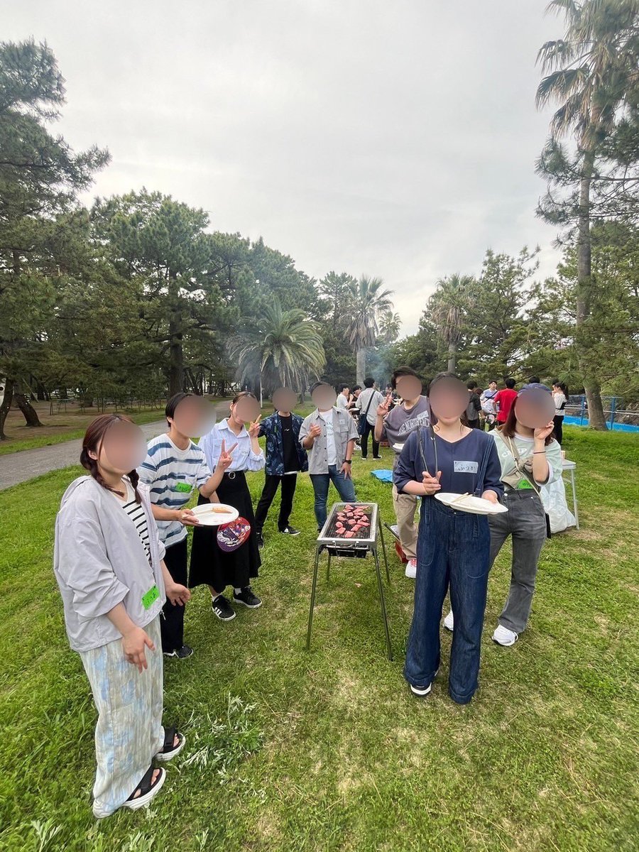 kmsbadminton's tweet photo. 4月28日に種崎公園でBBQをしました‼️🍖😆

たくさんお肉を食べてマシュマロ焼いてお腹いっぱいでとっても充実してました❕🥰

BBQの後はみんなで花火も楽しみました✨

４月の新歓はこれで最後となります❕
また５月の新歓でお会いしましょう😊

それでは楽しいGWを〜❕ https://t.co/DTKzCsKCXx