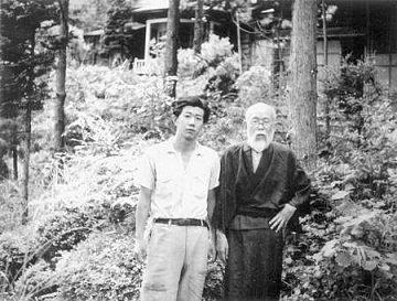 1949年、斎藤茂吉と北杜夫。親の七光りと言われるのをさけて北杜夫と名乗りました。