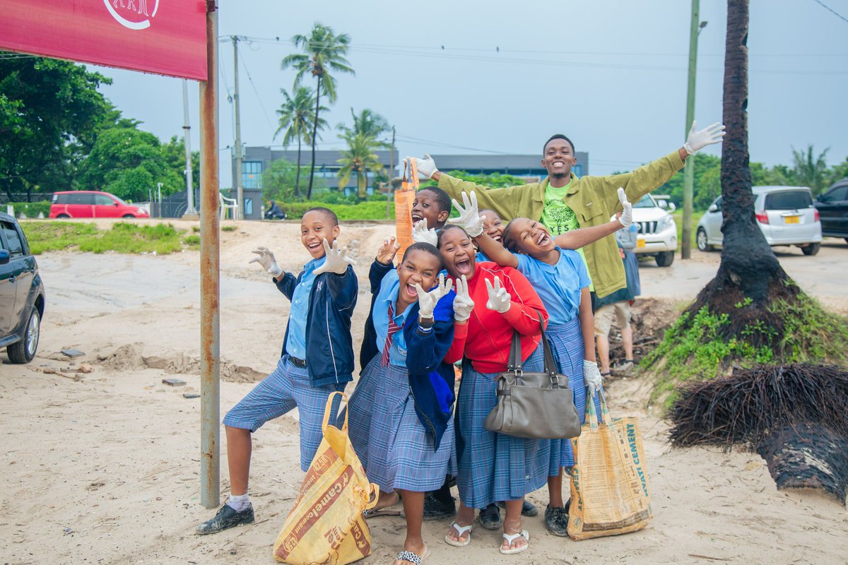 About last week, I celebrated #Kingsday with clean-up at Coco Beach with Netherlands Ambassador @Wiebe_de_Boer, @Africraft_ngo launched a Waste Management and Information Center🇹🇿🇳🇱 

#KingsDay #OrangeNation #Netherlands #Tanzania #EarthDay #YESALUMNI