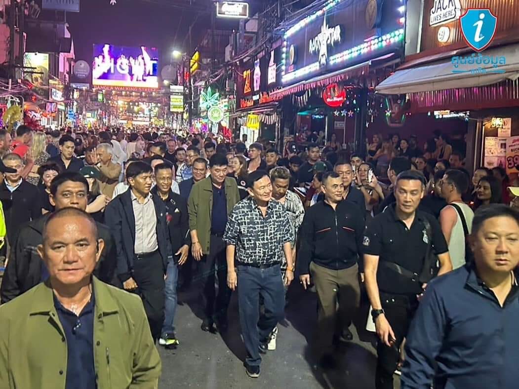 (1/2) Ex-convict-cum-ex-PM #Thaksin Shinwatra was spotted at Bangla Rd, the nightlife district of #Phuket's Patong Beach area last night. He was accompanied by Suwat Liptapanlop, chair of Chart Pattana Party. #Thailand