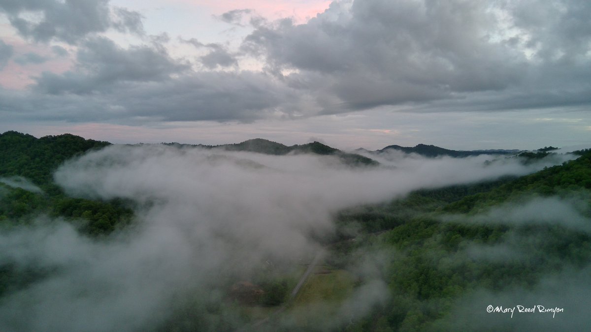 That fog was beautiful tonight! #HatfieldKY @WYMT @brobwx @WSAZBrandon @SpencerWeather @Kentuckyweather @cjwxguy56 @JoshFitzWx #ekywx #kywx #sekywx