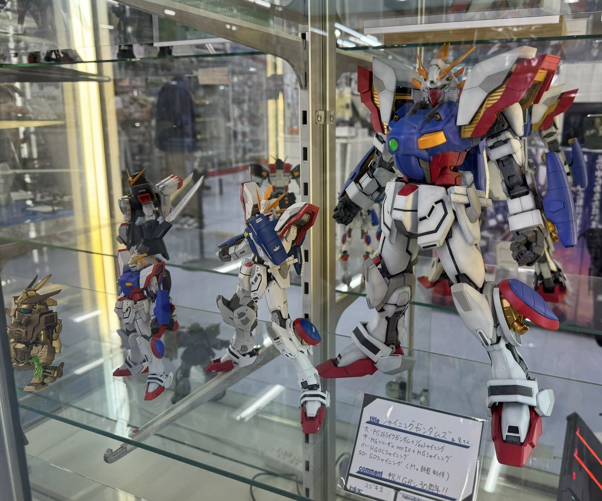 Real hard to take a good pic, but I’m enjoying this set of Shining Gundams in four different scales! The largest is a PG Strike / 1/60 HG Shining conversion. ✨ Currently on display at Yellow Submarine Akihabara.