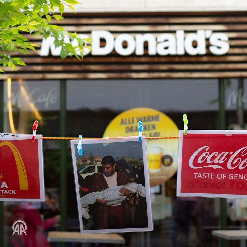 Breaking News | #BoikotIsrael 

Demo Para Pendukung Palestina di depan Cabang McDonald's di Belanda
____________
Gunung Ruang | Egypt | Akane | Jorji | Antifa