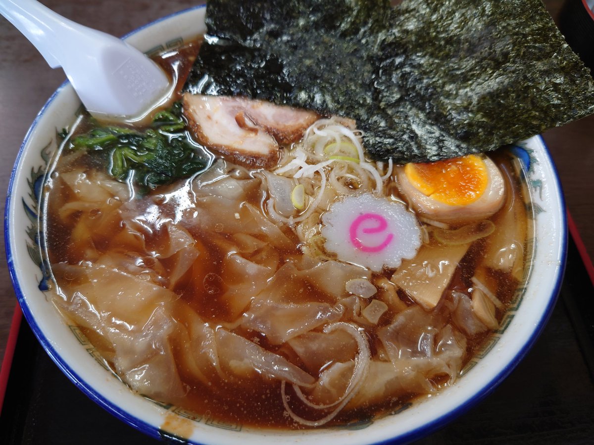 今日は郡山市、トクちゃんラーメンさん。手打ちワンタン麺。動物系にふわっと節系の香りでバランス良く奥深いスープ。麺は中太縮れ、手打ちらしいピロモチ食感。スープを吸ったワンタンがジュルんとまさに雲を飲む如く。バラチャーは厚みも充分でホロり柔らかい。久々のトクちゃんやっぱ旨い😆
#福島