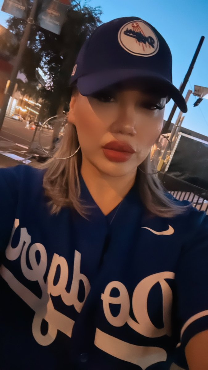 Ms_bossy79's tweet photo. Another Great Game with great people 💙 #DodgersWin #amigos https://t.co/ctwc49uIiZ
