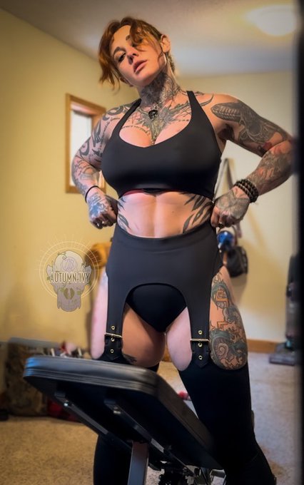 I want to chat with the Savage Fenty team for making such banger workout clothing. https://t.co/otSF