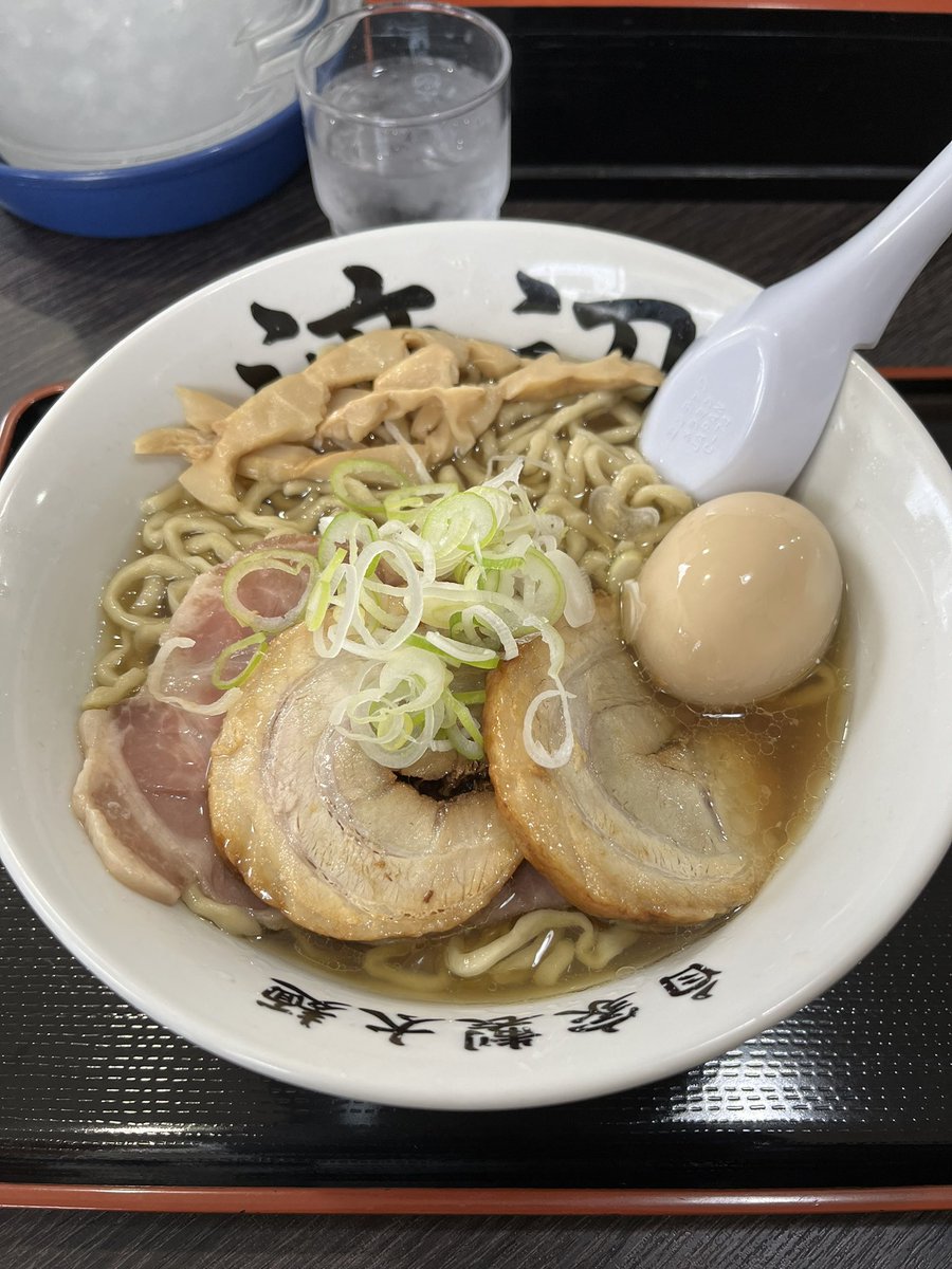 DXラーメン　味付替玉(黒玉)
ワシワシ太麺ふんわりトロリ味玉
メンマと焼豚柔らか
細麺にタマネギの替玉麺ｶﾀﾒで最高
スープの香りが良くて最後まで美味しくいただきました
店前の🅿️出入口に停めた迷惑車両のせいで私を含む2台が出る事が出来ず💢

#自家製太麺渡辺
#ラーメン