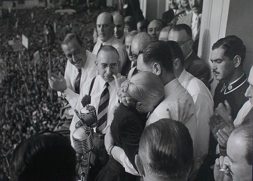 PERIODlSTAPERON's tweet photo. "No hay grandeza de la Patria a base del dolor del pueblo, sino a base de la felicidad del pueblo trabajador". Hace 72 años, el 1º de mayo de 1952, poco antes de partir, ya pura piel, huesos y coraje, Evita daba su último discurso y dejaba su última enseñanza. https://t.co/C7BezgOVSi