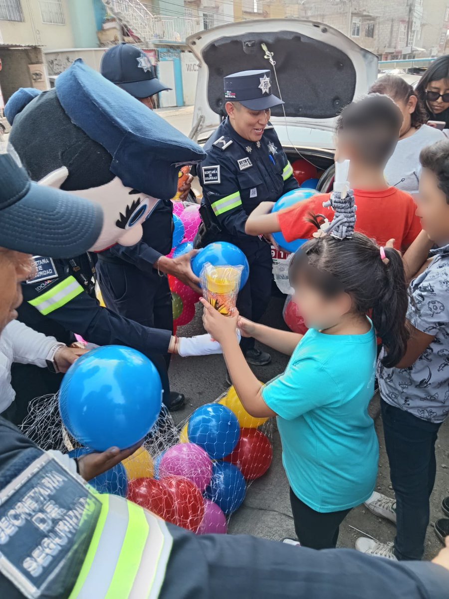 👮‍♂️ #PolicíasEstatales de la #SSEdoméx entregaron 🧸 juguetes a pequeñas y pequeños en el municipio de #Chicoloapan, como parte del Programa 'Vigilante Voluntario y Mi Escuela Segura', para festejar 🎉 el Día del Niño y la Niña
