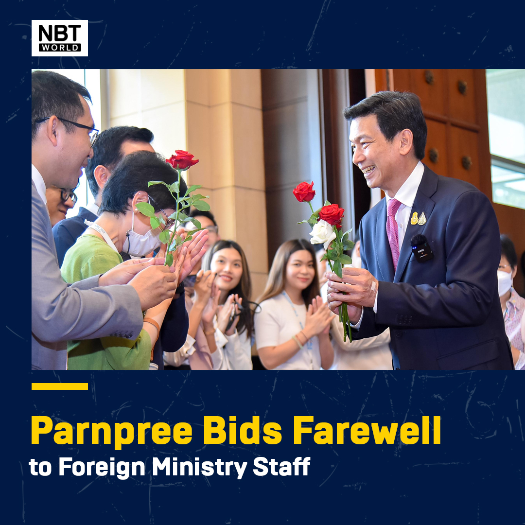 Former Foreign Affairs Minister Parnpree Bahiddha-nukara visited the Foreign Ministry on Tuesday to bid farewell to his staff, ending his seven-month tenure. 

See more: Facebook.com/nbtworld

#ParnpreeFarewell #CabinetReshuffle #ThaiPolitics #ForeignMinistry #NewAppointments
