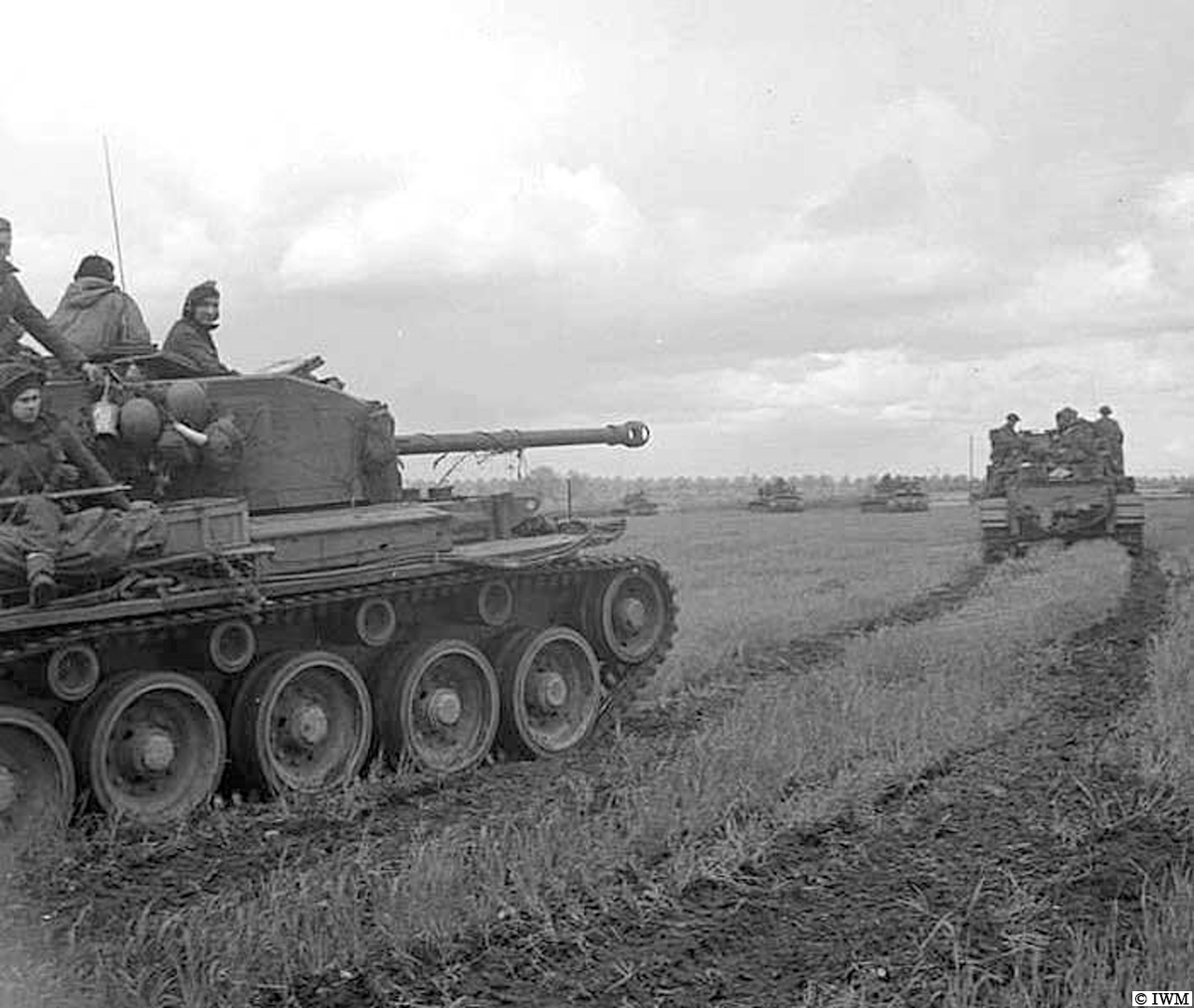 #OTD in 1945. Comet tanks from 2 Fife and Forfar Yeomanry carrying men from 1 Cheshire. #WW2 #HISTORY