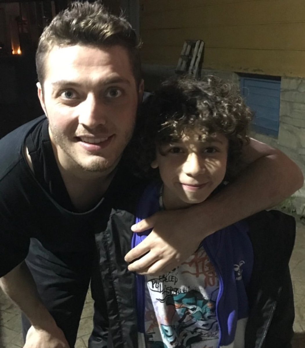 happy_inci's tweet photo. Köksüzlerin daha haberi yok yıllar sonra bu fedakar adam birden gelicek hayatlarını güzelleştirip onlara umut olacak,imkansız dedikleri şeyleri bir bir yapacak✨💙 #ateşkuşları https://t.co/SBbfGo6h6C