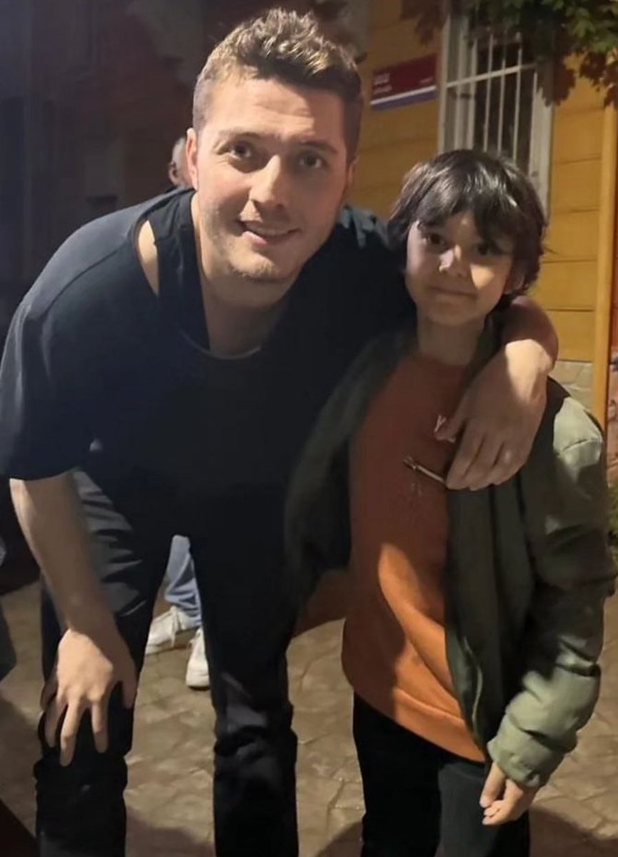 happy_inci's tweet photo. Köksüzlerin daha haberi yok yıllar sonra bu fedakar adam birden gelicek hayatlarını güzelleştirip onlara umut olacak,imkansız dedikleri şeyleri bir bir yapacak✨💙 #ateşkuşları https://t.co/SBbfGo6h6C