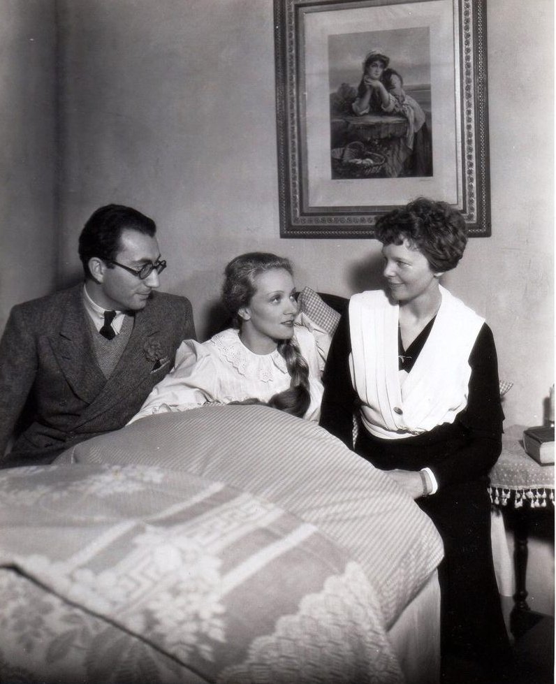 Dir. #RoubenMamoulian #MarleneDietrich and #AmeliaEarhart on the set of #SongOfSongs ; evidently Amelia was visiting. Well, it's something you don't see very day I'd say:)