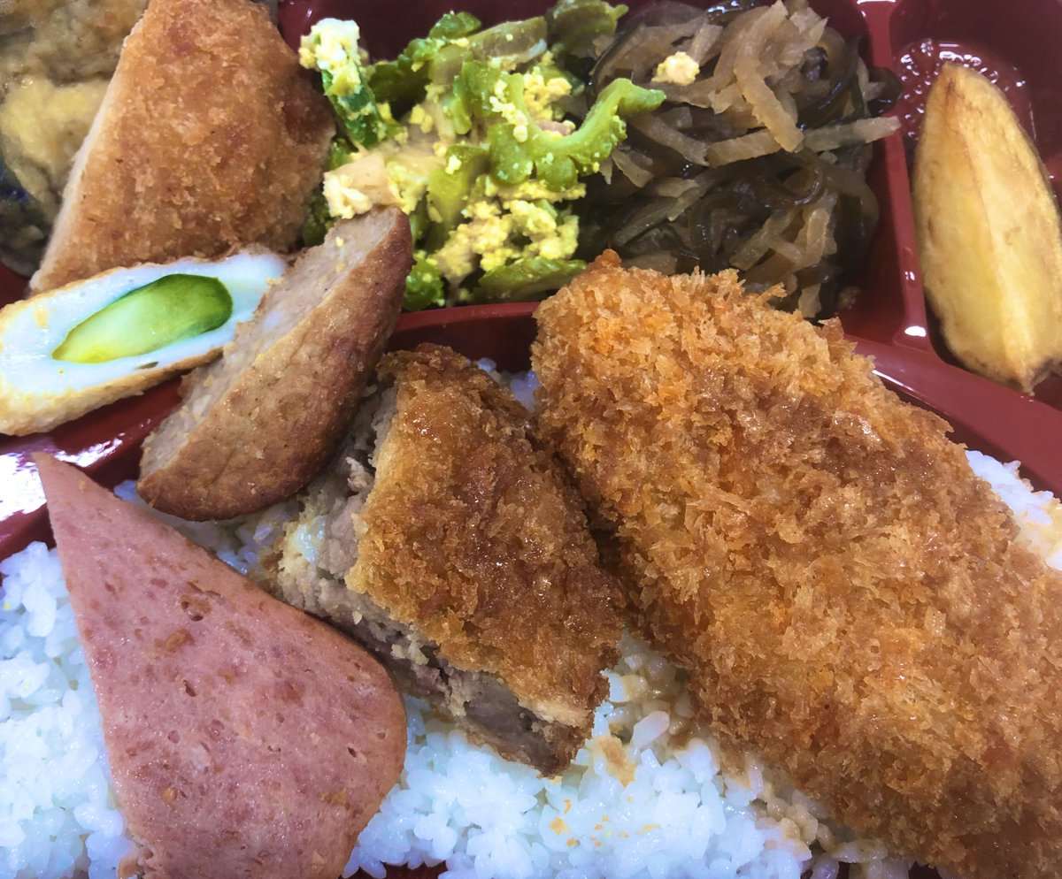 今日のお昼は久しぶりに沖縄弁当です。
ポークにゴーヤー、白身フライなど、おかずが9品あって🤭450円^_^

#のりちゃん弁当
#沖縄弁当