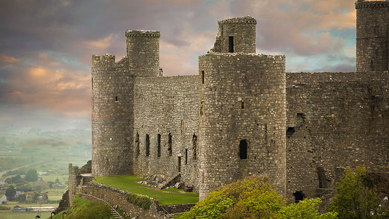 Harlech Castle, Gwynedd, Wales! ❤️🏴󠁧󠁢󠁷󠁬󠁳󠁿  It was built in 1282 as one of Edward I's Iron Ring of castles during his conquest of Wales!