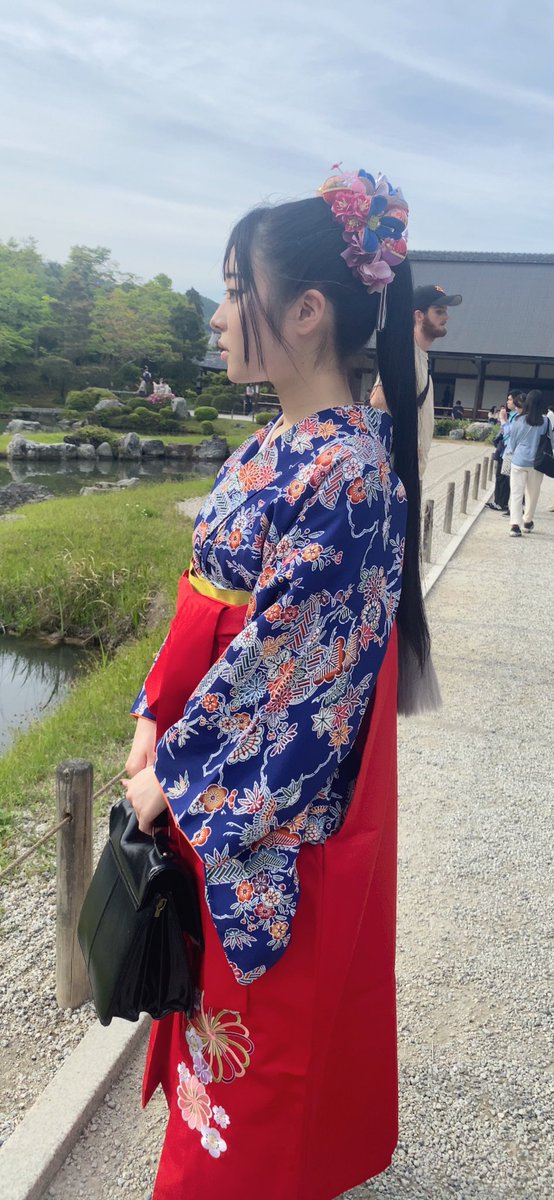 袴で京都観光してきたおいら
大丈夫、おいらは生きてる。
今日も明日も明後日も働くぞ(死)
４枚目の写真は明日の仕事に思いを馳せ、出勤してないのに帰りたいと願う私です
あと、Vシネいてきました👏✨
キング....お前いつから子供を...っ(涙)
今度紹介してくれな？🫨
って気持ちです。