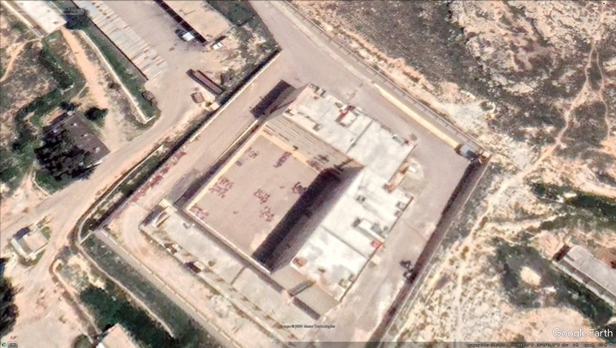 This is the white building at Saydnaya prison, where the regime carries out mass executions. Using archived satellite imagery you can see bodies & blood of detainees on the ground During the Syrian revolution this prison became a death camp, churning out 13000 bodies in 4 years