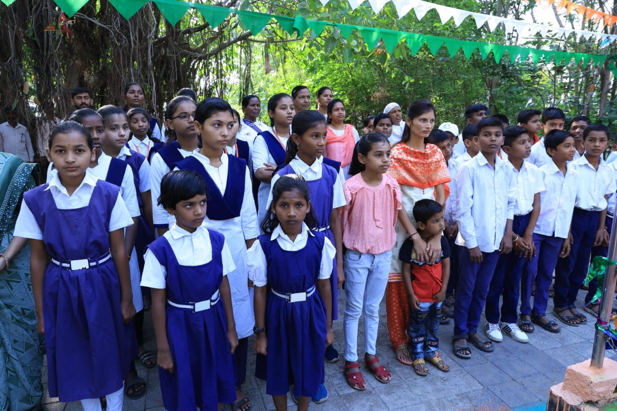 महाराष्ट्र दिनानिमित्त आज सकाळी तहसील कार्यालय, औसा येथे ध्वजारोहण करुन राष्ट्रध्वजास मानवंदना दिली. संत महात्म्यांची आणि शूर वीरांची भूमी असलेल्या महाराष्ट्रातील नागरिकांना महाराष्ट्र दिनानिमित्त मनःपूर्वक शुभेच्छा 🙏 #MaharashtraDay