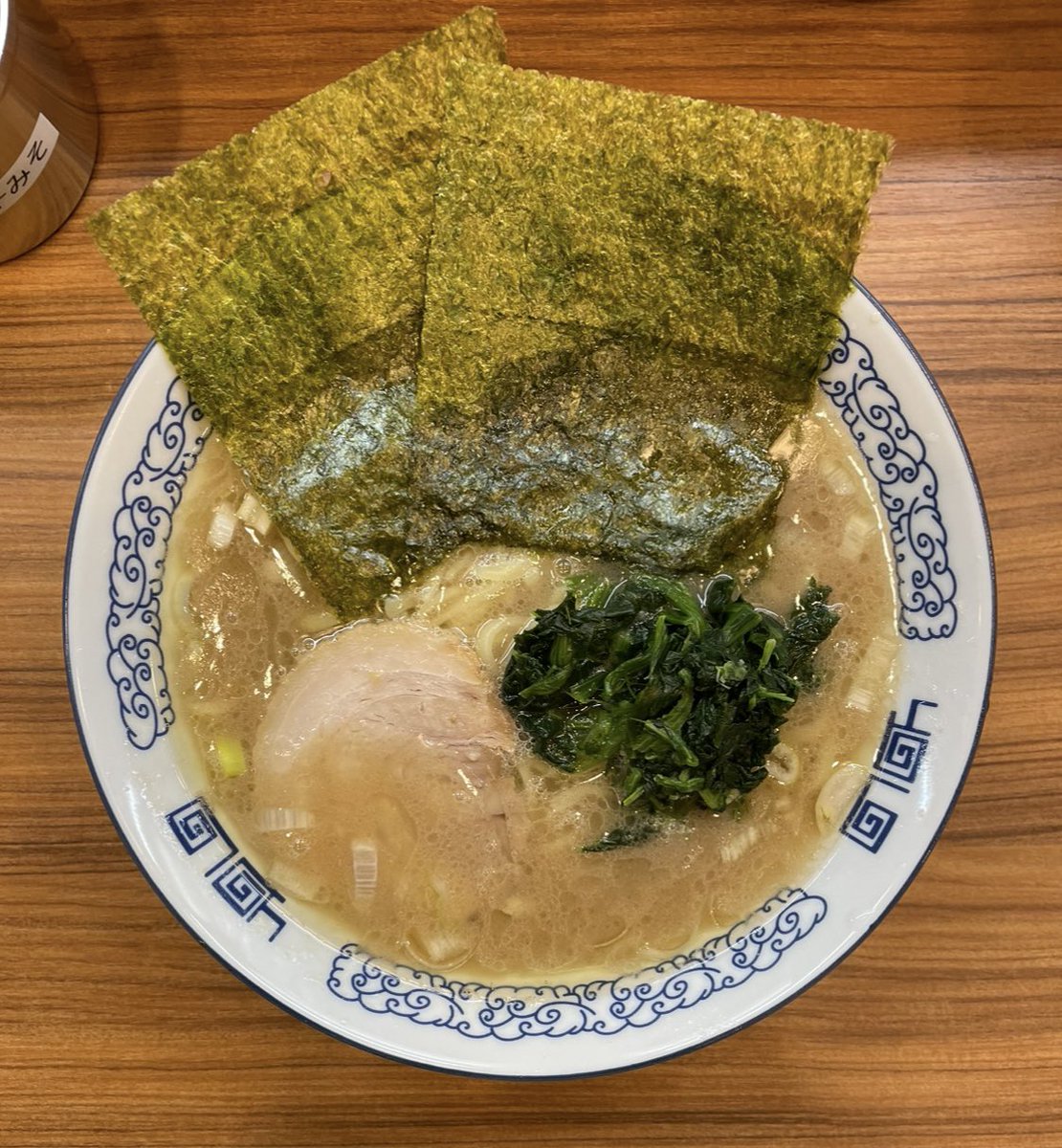 江古田　YOLO    ラーメン
  ライス　駅北口にできた家系新店へ。　あら 隣りも資本系の家系なのねww
   多め やわで注文の一杯は
カエシも豚骨も丁度で濃度はサラリだけど 美味いすわ
　店前に酒井の麺箱を積んでるの見ると ほっとするわね
　ご馳走様　#江古田