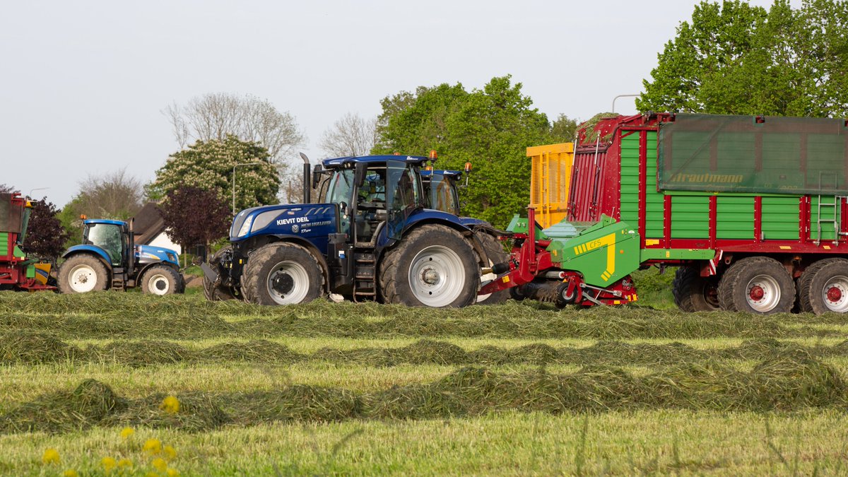 Nog snel werd het gras binnen gehaald voor de regen kwam gisterenavond in Buurmalsen @whoebert @marcopverhoef @PKuipersMunneke @weermanrobert @EdAldus @BuienRadarNL @weeronline @Weerplaza @janvissersweer @omroepwest @mooieluchten @mooielucht @HartvNL