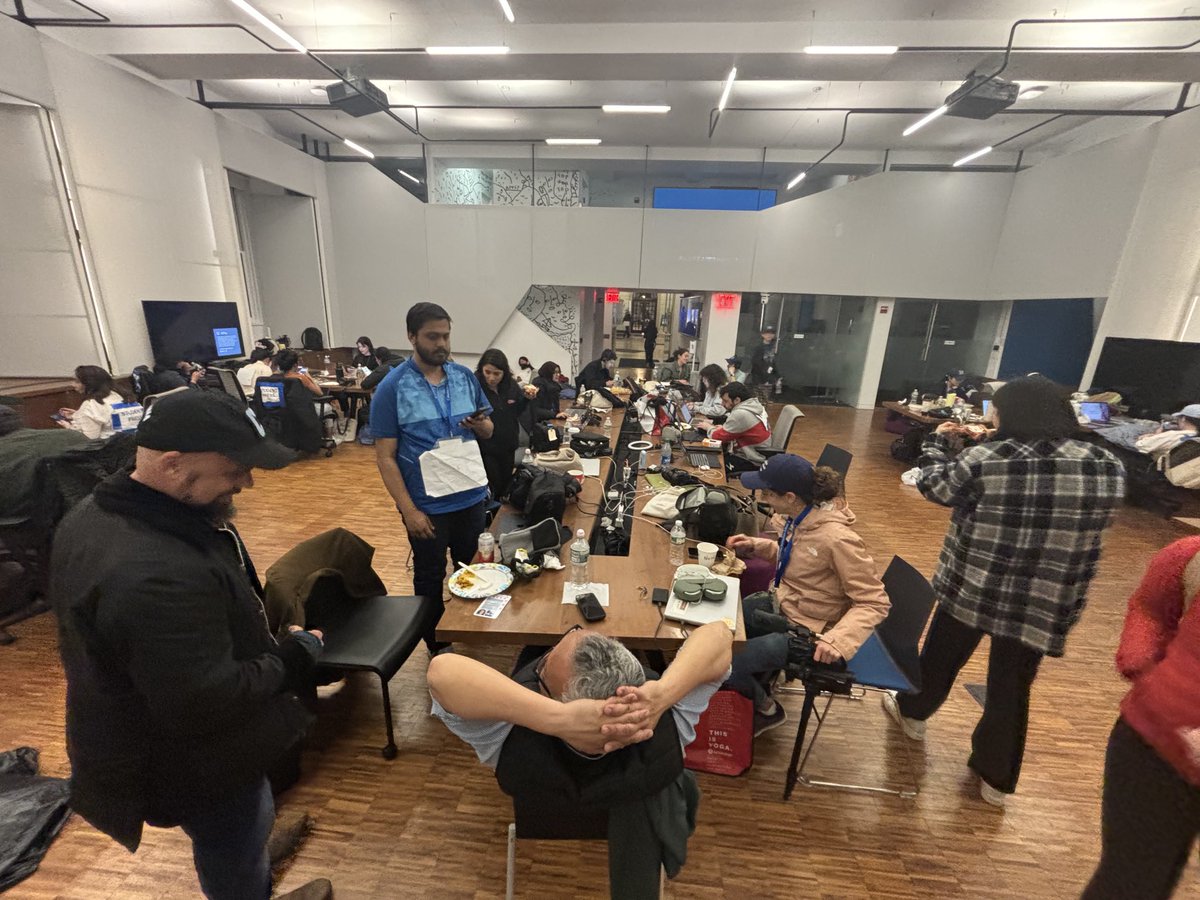 It’s nearly midnight & the ⁦@columbiajourn⁩ newsroom is buzzing.