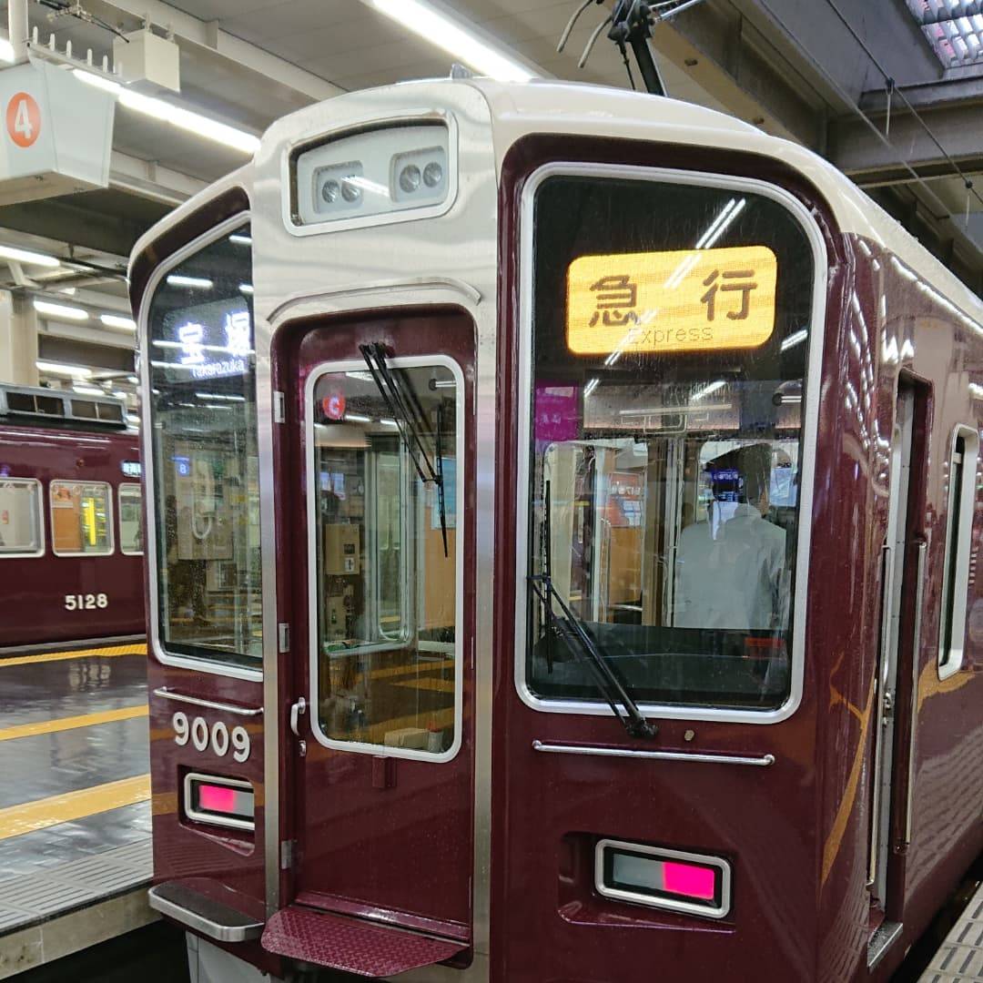 鉄道でかっちょいいなと思うのは
阪急電鉄！
マルーンカラーの塗装は常にピカピカ、顧客のニーズを踏まえて常に最先端のサービスを提供しつつ伝統も重んじる。
かっちょ良すぎる！

#キスライ