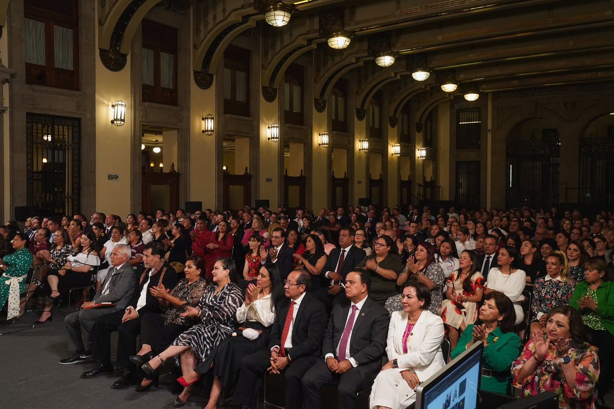 📸 El presidente @lopezobrador_ sostiene reunión de agradecimiento con diputados y senadores de la 4T, en Palacio Nacional.