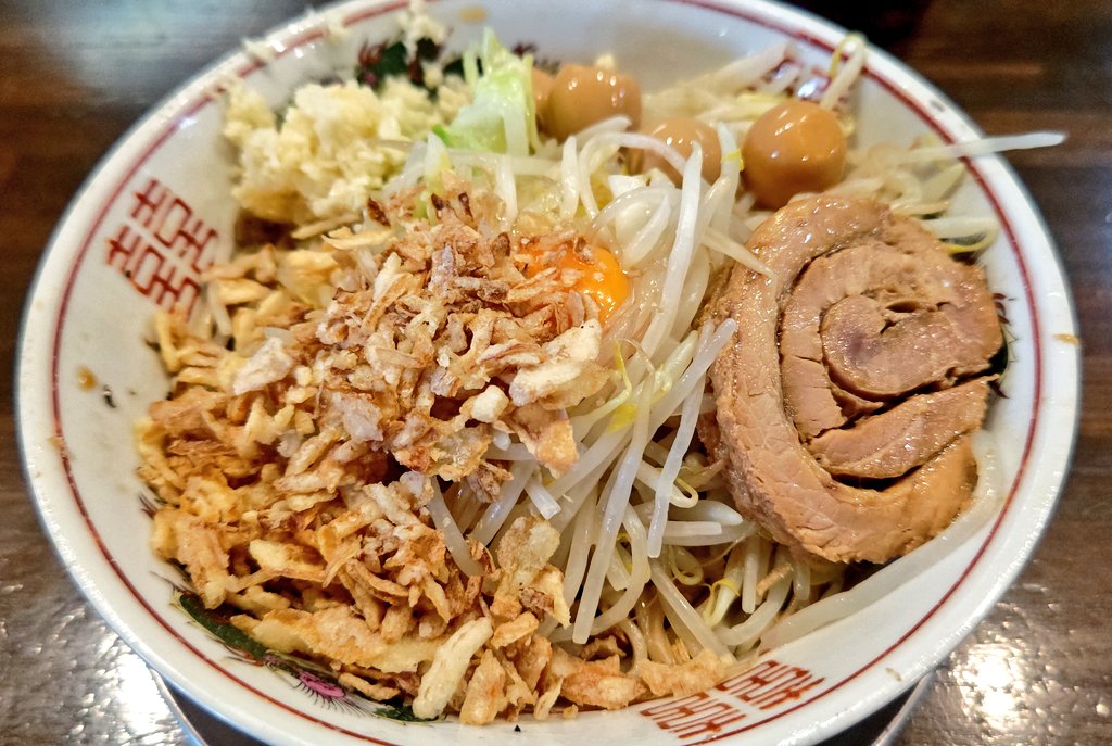 栃木県栃木市の麺屋櫻弐さんで、ラーメン並盛を汁なしのシークヮーサーに変更して、無料トッピングのニンニクと豚１枚をうずらに変更で。
某ポストで美味しかったとよく見ていたので食べてみたら、好みで凄く旨かったです。
ご馳走様でした。