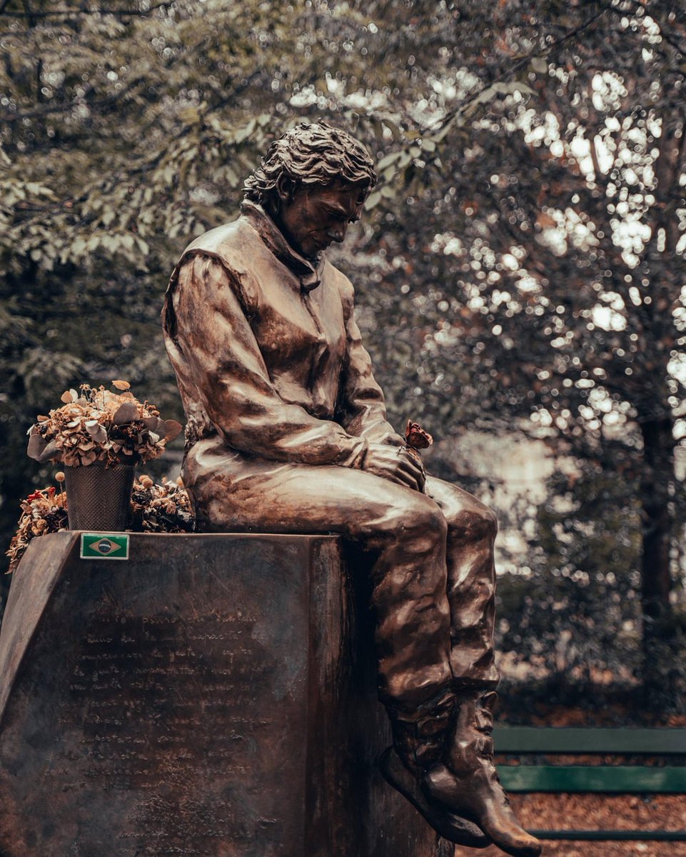 Hace 30 años se iba el mejor de todos. Su monumento en Imola es sencillamente impactante. 
#SennaSempre