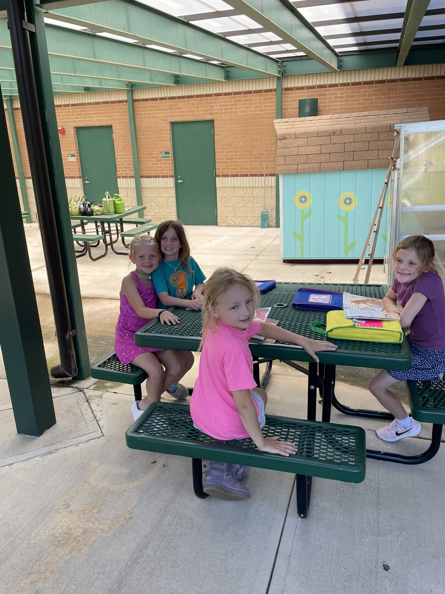 It was a beautiful day for reading outside! 🥰📚<a href="/WGESdragons/">Walnut Grove ES</a> #theGrove