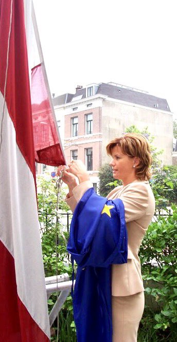 Latvijā = Eiropa, tas ir pašsaprotami. Šodien jau 20 gadus Latvija = Eiropas Savienība 🇱🇻=🇪🇺 #LV20EU Today it’s 20 years Latvia = EU. 📸 : hoisting 🇪🇺 flag at the Latvian Embassy in the Netherlands 01.05.2004.