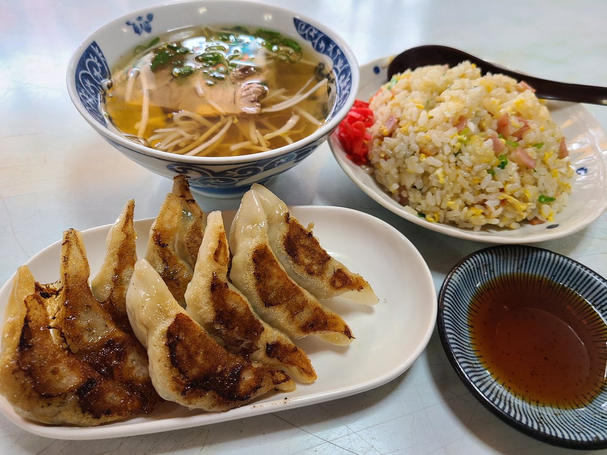 昔ながらの中華屋で定食頂いてます。
ワンタンスープ付きで680円とお得です。
◼️店名　くすさん
◼️場所　豊中市庄内東町4-13-17