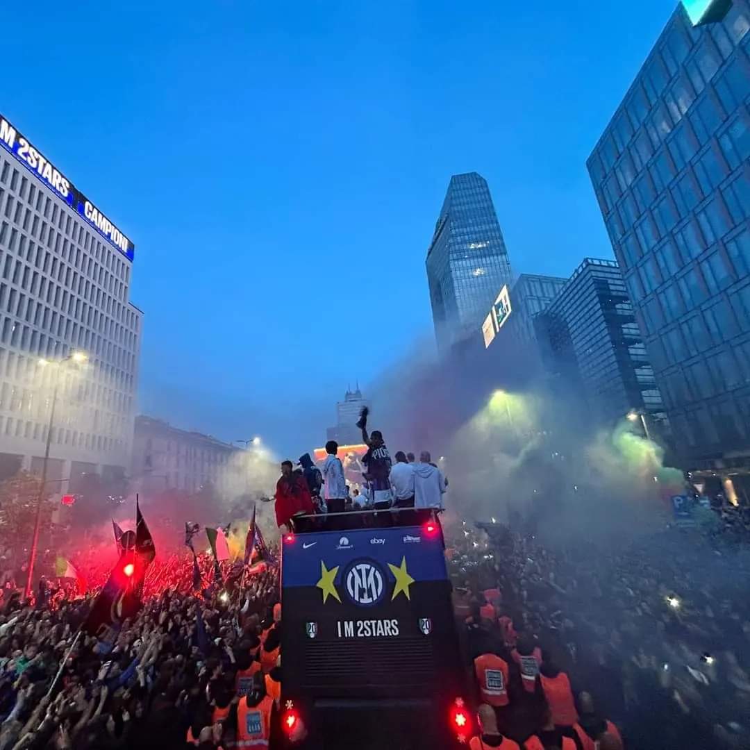 Diantara beribu bintang
Ada dua yang paling terang
Diantara puluhan tim bola
Hanya kau yang paling kusayang
<a href="/Inter_id/">Inter ⭐️⭐️</a>