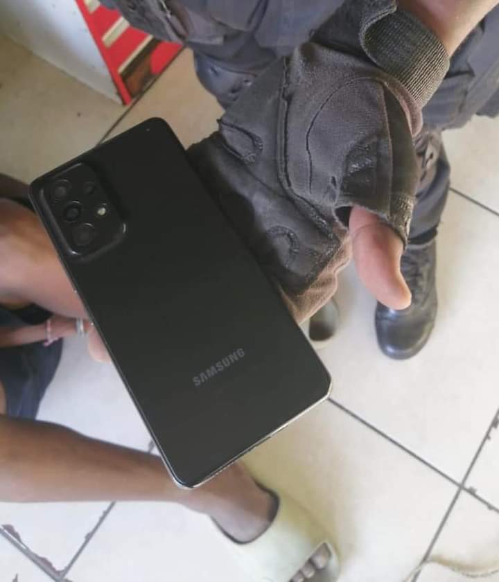 PAKISTANI FOUND WITH STOLEN PHONES!
2 yrs ago we reported that most of our stolen phones are sold to the foreigners who own cellphone shops. An R8000 phone that was stolen in Durban was located at a shop owned by an illegal immigrant from Pakistan.