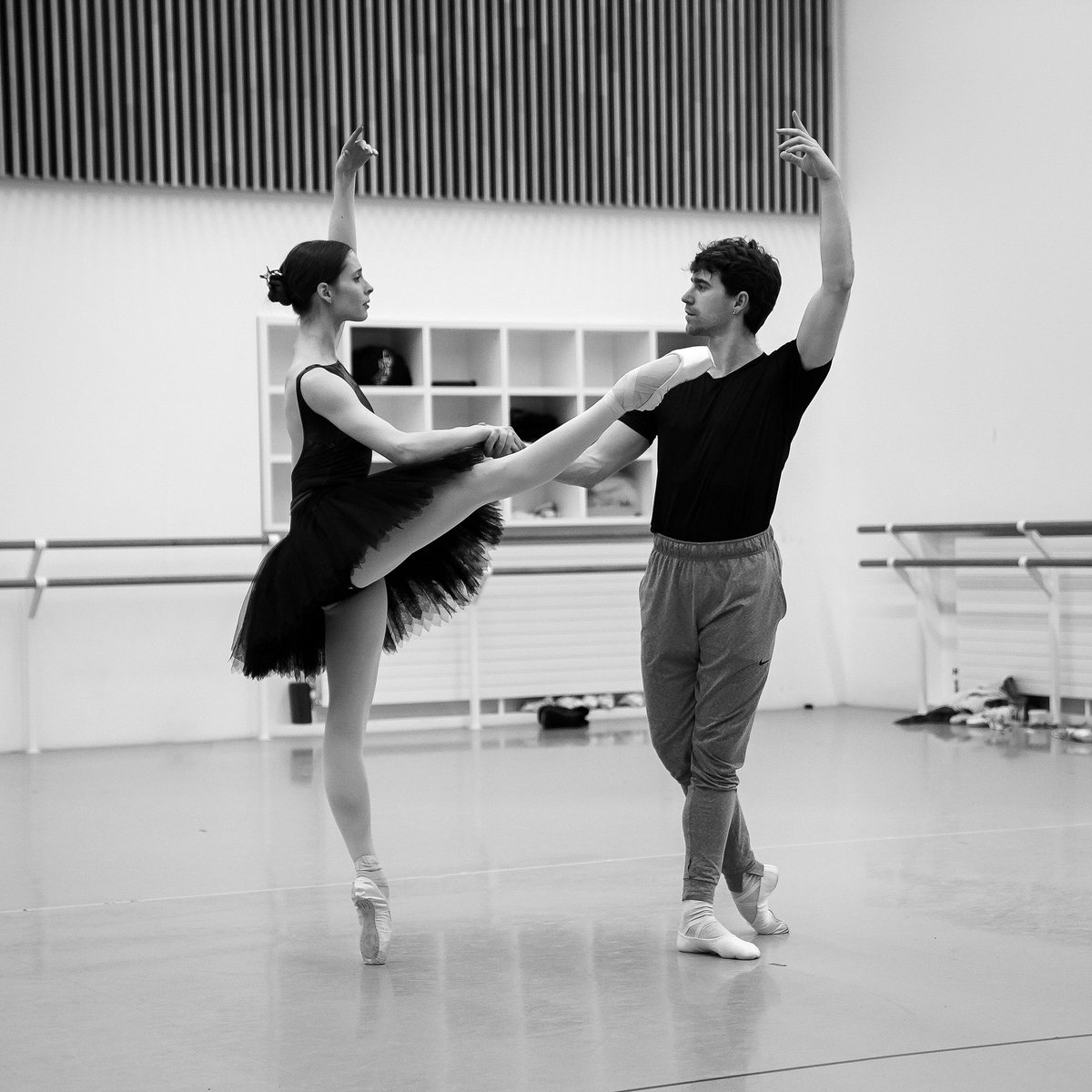 What a breathtaking pair 🤩 Behind-the-scenes with Aitor Arrieta and Emma Hawes rehearsing for Swan Lake in-the-round. We bring this production to @RoyalAlbertHall from 12 - 23 June! Tickets: ballet.org.uk/production/swa… 📸 Isabella Turolla
