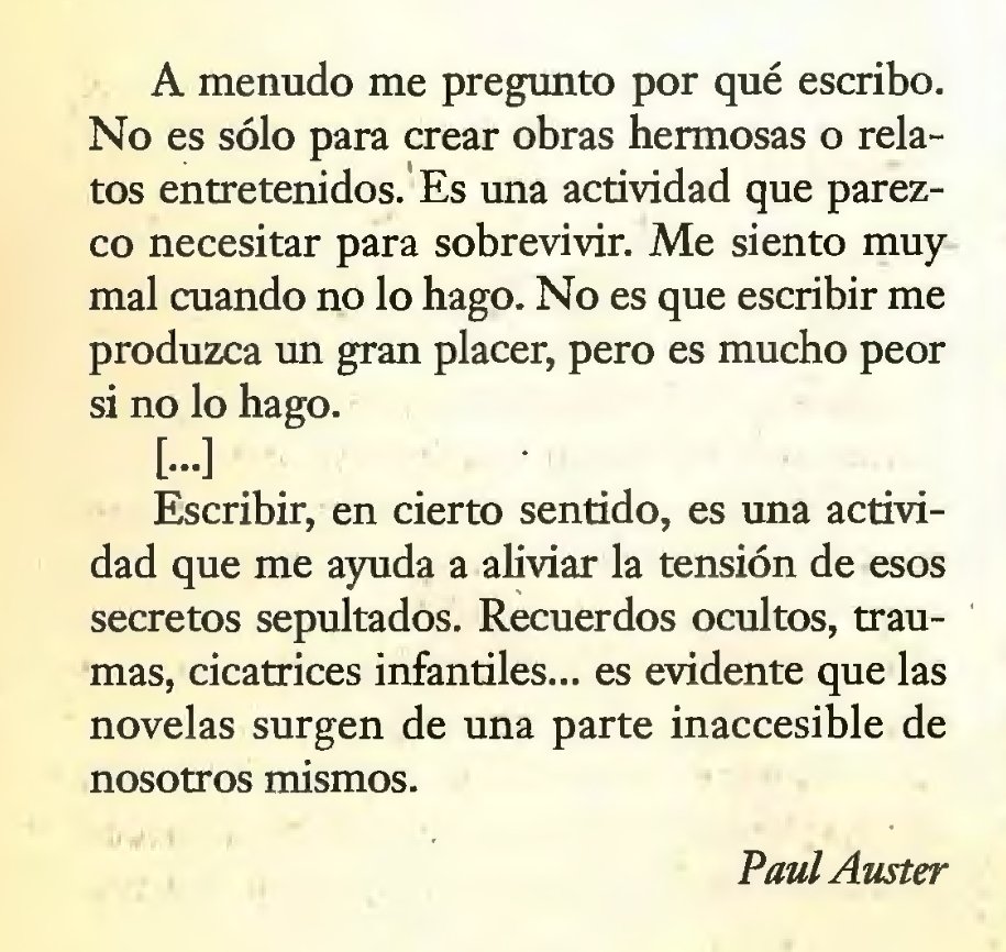 literlandweb1's tweet photo. Paul Auster siempre llevaba un lapicero en su bolsillo, a veces hasta cuatro junto a su inseparable cajetilla de tabaco o el cigarrillo electrónico que en los últimos años  suplía el hábito que acabó provocando el cáncer de pulmón del que ha fallecido a los 77 años. En "El cuaderno rojo", el propio Paul Auster relata cuando comenzó esa obsesión por tener siempre un bolígrafo o lapicero a mano, y cómo de esa fijación nació también su vocación literaria. 
Tenía ocho años y era un rendido admirador del baseball y de los New York Giants. Tras un partido se encontró cara a cara en el estadio con Willie Mays, una de las estrellas del equipo. El ilusionado Auster le pidió nervioso un autógrafo. El jugador aceptó encantado, pero ni Paul Auster ni sus padres tenían un bolígrafo. Willie Mays se marchó sin poder cumplir el sueño de su joven admirador. El niño ilusionado se convirtió en un niño frustrado que, a modo de penitencia, se impuso no salir nunca de casa sin un bolígrafo en el bolsillo. Es posible que hoy también abandone su casa por última vez con un bolígrafo en el bolsillo. Sería el símbolo perfecto de su vida y su vocación.