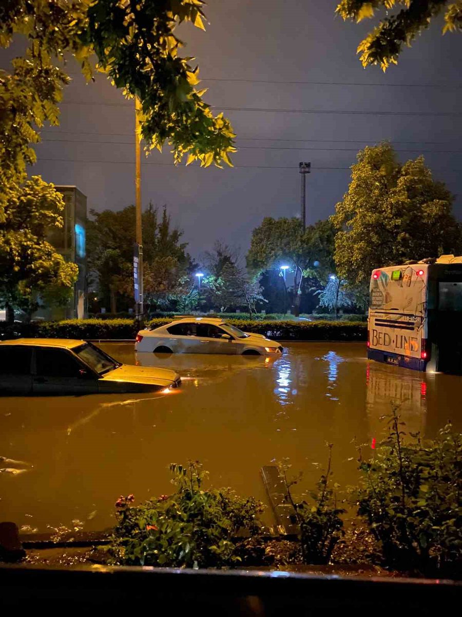 Ankara’da sağanak yağmur nedeniyle ev ve iş yerlerini su bastı, araçlar mahsur kaldı dlvr.it/T6G6tK