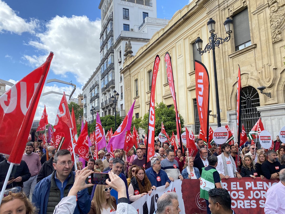 Sevilla marcha ahora mismo por los derechos sociales y la democracia en España este 1 Mayo Día del Trabajo. ¡Vamos adelante!