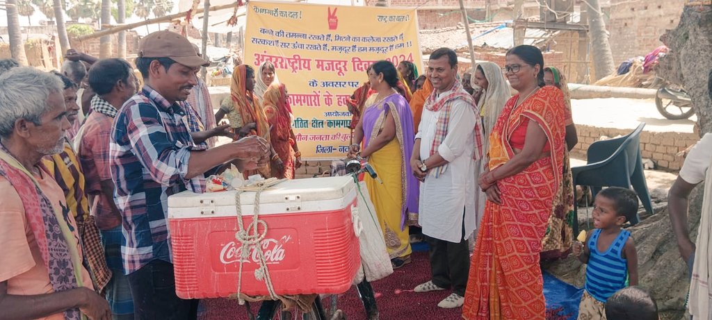 saurabhiirm's tweet photo. Village level meetings of informal workers is being organized in #Nawada district of Bihar by leaders of #AsangathitKshetraKamgarSangatgan to mark the celebration of #MayDay2024.  On this #InternationalWorkersDay the leaders of AKSS discussed the Workers agenda for Just Futures. https://t.co/IPvMP5P5oF