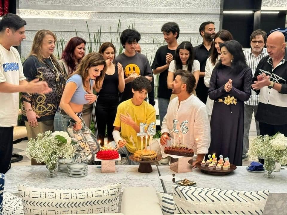 Hridaan brings in his 16th birthday with his family! 

#HrithikRoshan