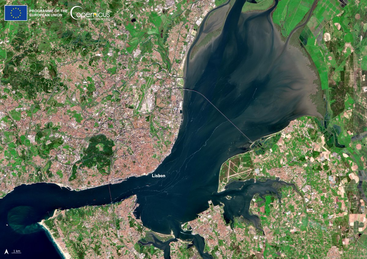 👋👋 Today we say hello to our Portuguese 🇵🇹 friends with this #Sentinel2🛰️🇪🇺  image of #Lisbon

The Tagus, the longest river in the Iberian Peninsula, flows across the 🇵🇹 capital, which is connected to the municipality of Almada via the 25 de Abril Bridge🌉