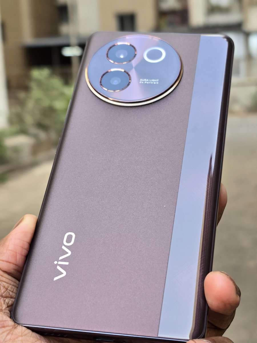 ZionsAnvin's tweet photo. Vivo V30e Velvet Red variant is here in real
Confirmed specs:
- 120Hz curved-edge AMOLED screen
- 50MP Sony IMX882 main camera
- Slimmest 5,500mAh battery phone
- Colors: Silk Blue (7.65mm), Velvet Red
- Launch date: May 2 in India
#Vuvo #VivoV30e #Vivov30series https://t.co/y8yDavrU9Q