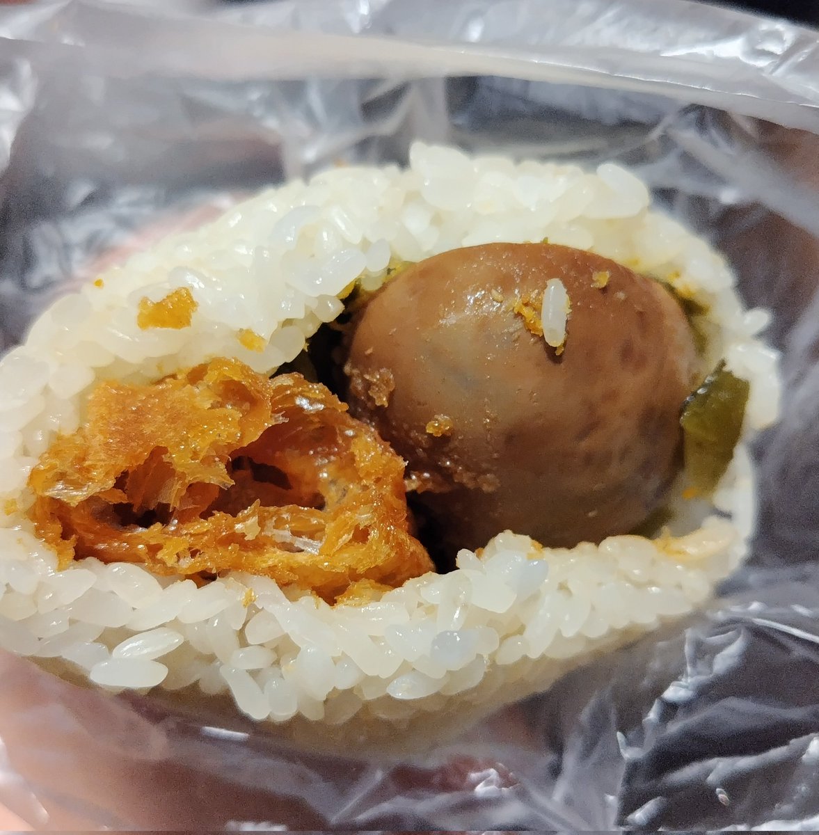 台湾式？おにぎり！
もち米になんと油條（揚げパン）が入ってる。
加蛋飯糰なので卵入り。
あとは高菜とかおかか？とか。
美味しい〜✨満腹。45元。
#台湾
#飯糰