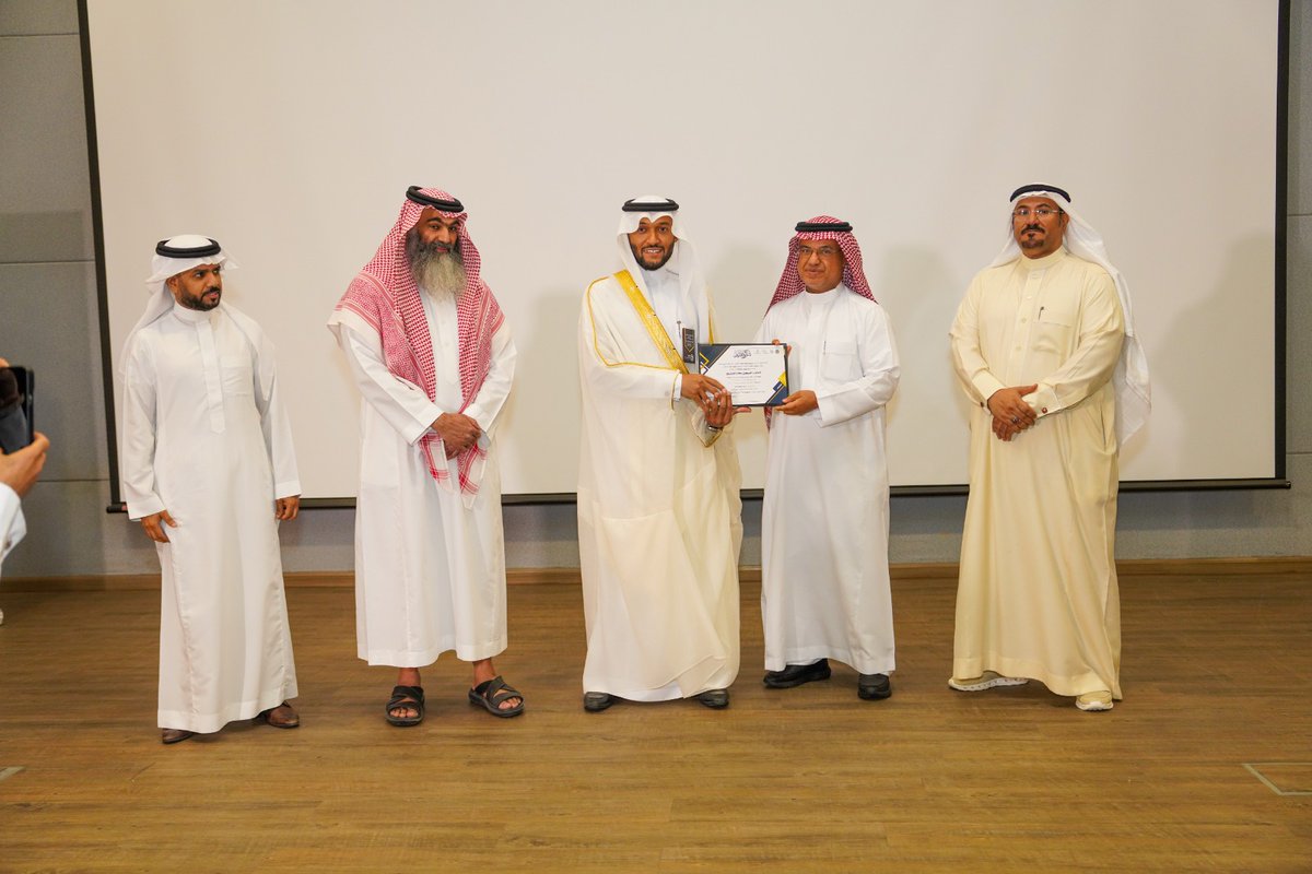 ضمن فعاليات #الاحتفال_باليوم_العالمي_للطب_البيطري2024
سعادة وكيل الجامعة للدراسات العليا والبحث العلمي 
يكرم الحاصلين على لقب افضل طبيب بيطري ضمن فعاليات اليوم العالمي للطب البيطري وهم:
الطبيب البيطري محمد السلمان
الطبيب البيطري محمد العلي
الطبيب البيطري ابراهيم الشبيث
الطبيب